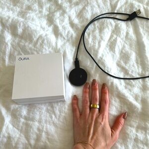 Lightly used Oura ‘Horizon’ activity tracking ring (size 8) for sale!
